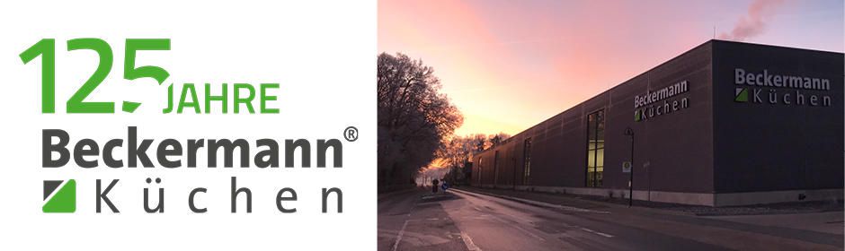 Logo „125 Jahre Beckermann Küchen“ links, rechts Beckermann Küchen Firmengebäude bei Sonnenuntergang in Cappeln.